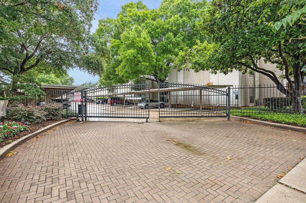 1100 Augusta Dr #51, Houston, TX 77057