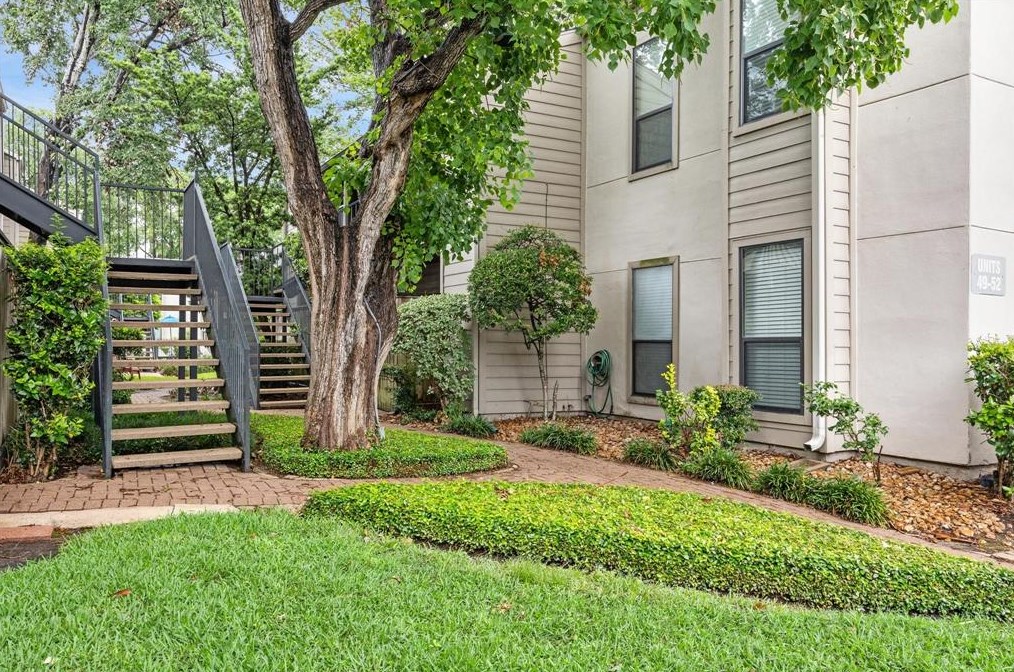 1100 Augusta Dr, Houston TX  77057-2210 exterior