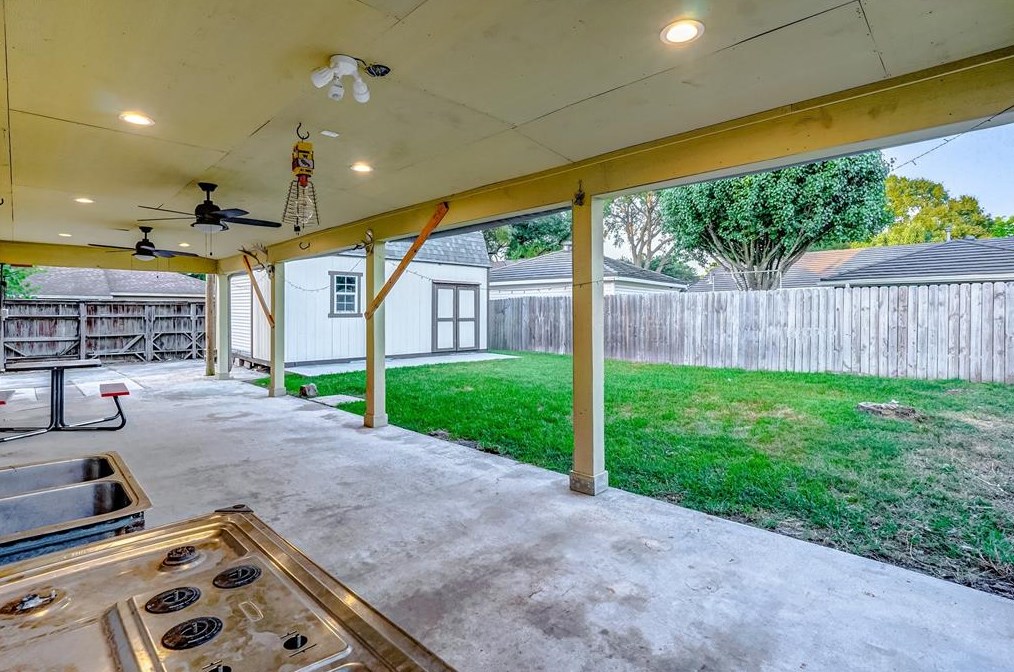 2213 Cherry Ln, Pasadena TX 77502-4043 exterior