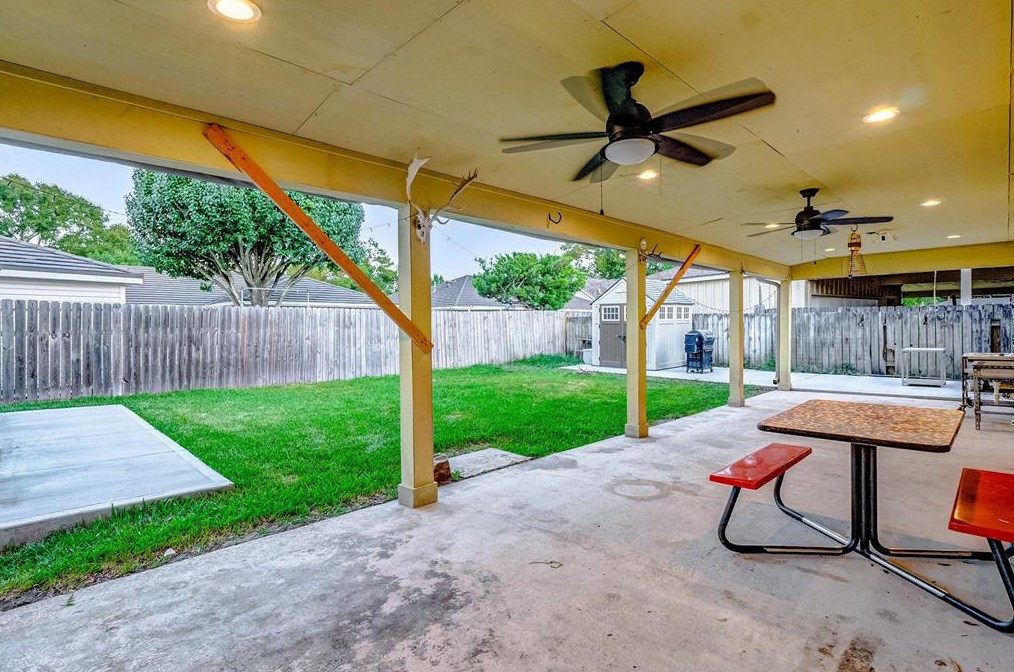 2213 Cherry Ln, Pasadena TX 77502-4043 exterior