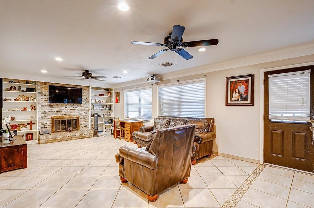 2213 Cherry Ln, Pasadena TX 77502-4043 exterior