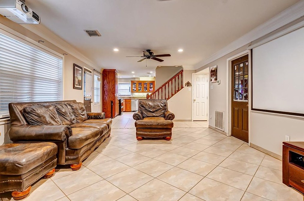 2213 Cherry Ln, Pasadena TX 77502-4043 exterior