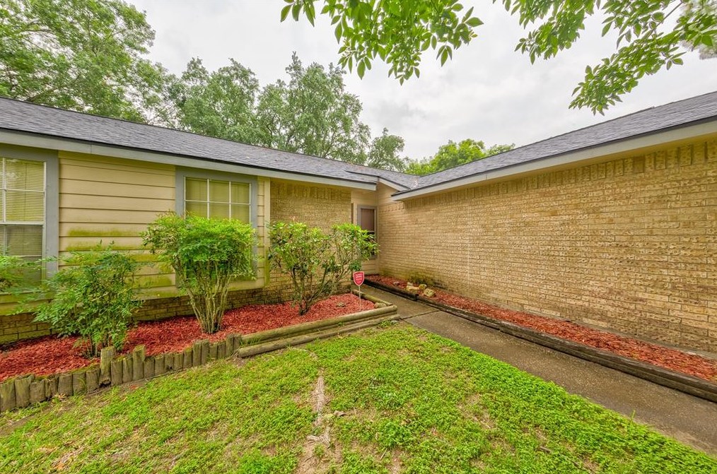 2819 Custer Dr, League City, TX 77573-4706