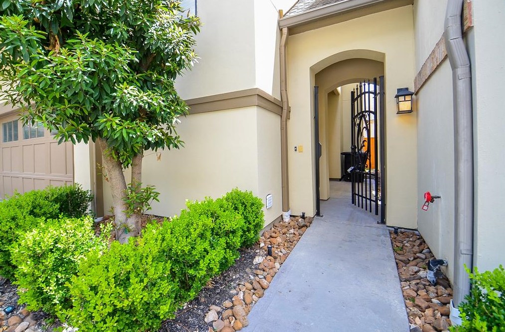 2217 Nantucket Dr, Houston TX  77057-2907 exterior