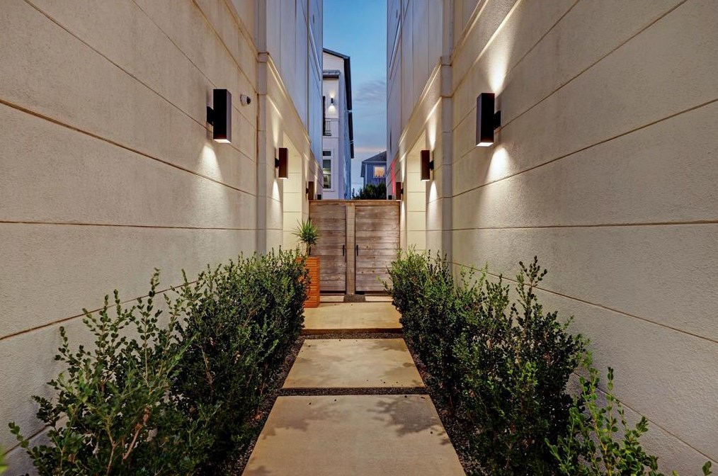 2213 Francis St, Houston, TX 77004-4234