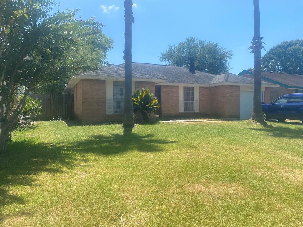 10751 Corona Ln, Houston TX  77072-3705 exterior