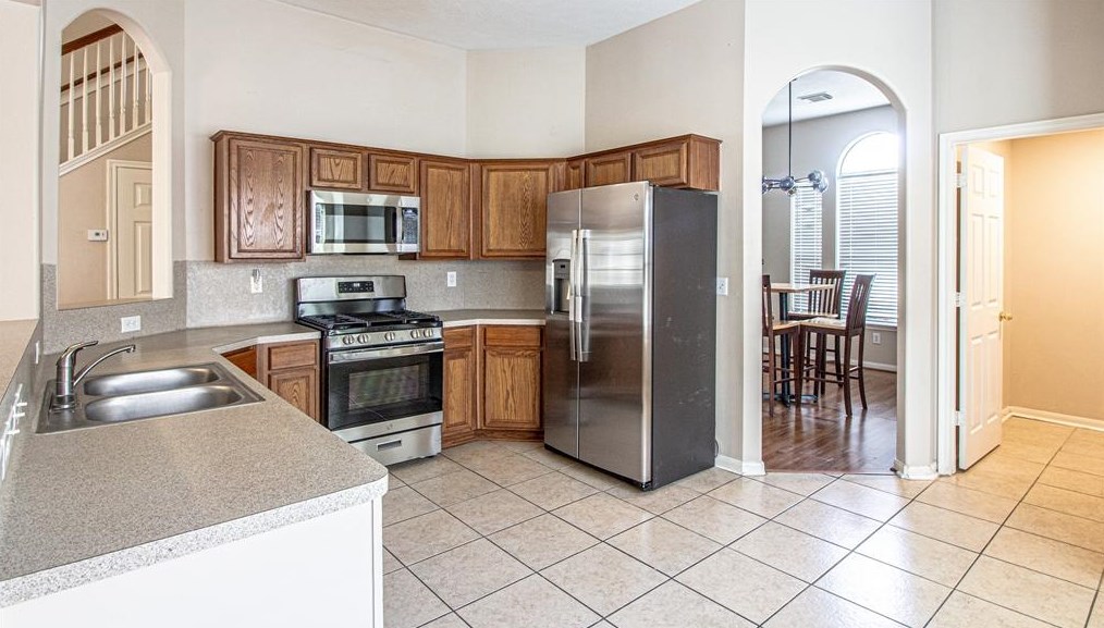 1611 Trail Oaks Ct, Humble, TX 77339
