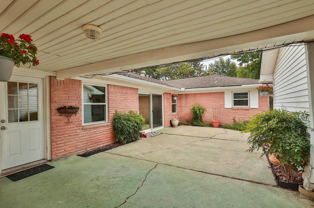 5447 Yarwell Dr, Houston TX  77096-5313 exterior