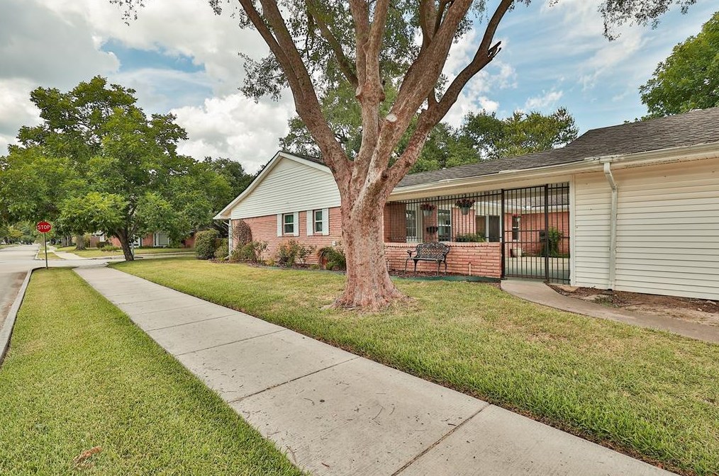 5447 Yarwell Dr, Houston, TX 77096-4009