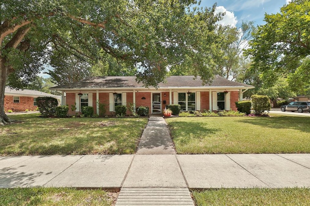 5447 Yarwell Dr, Houston TX  77096-5313 exterior