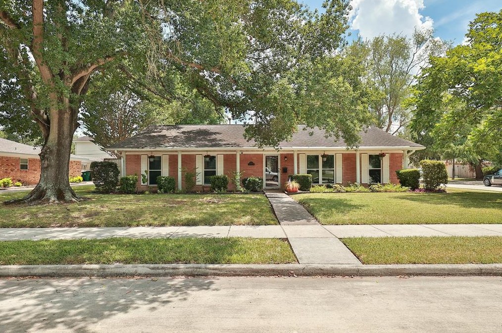 5447 Yarwell Dr, Houston TX  77096-5313 exterior