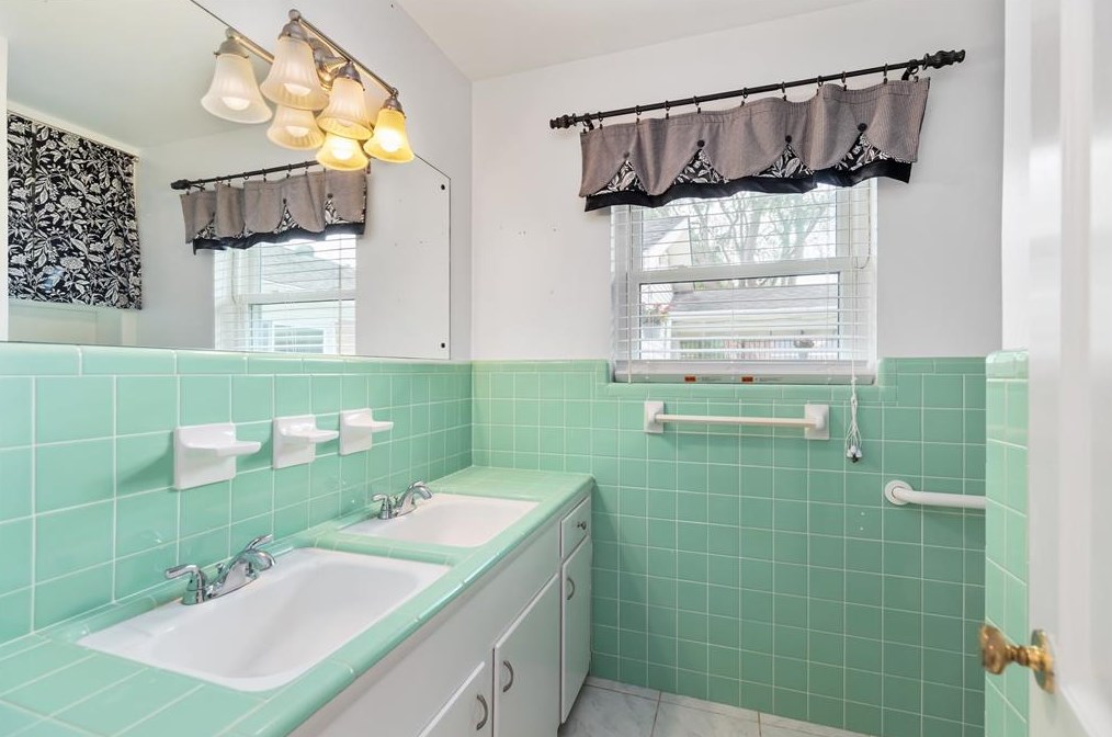 5447 Yarwell Dr, Houston TX  77096-5313 exterior