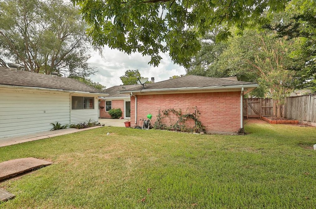 5447 Yarwell Dr, Houston TX  77096-5313 exterior