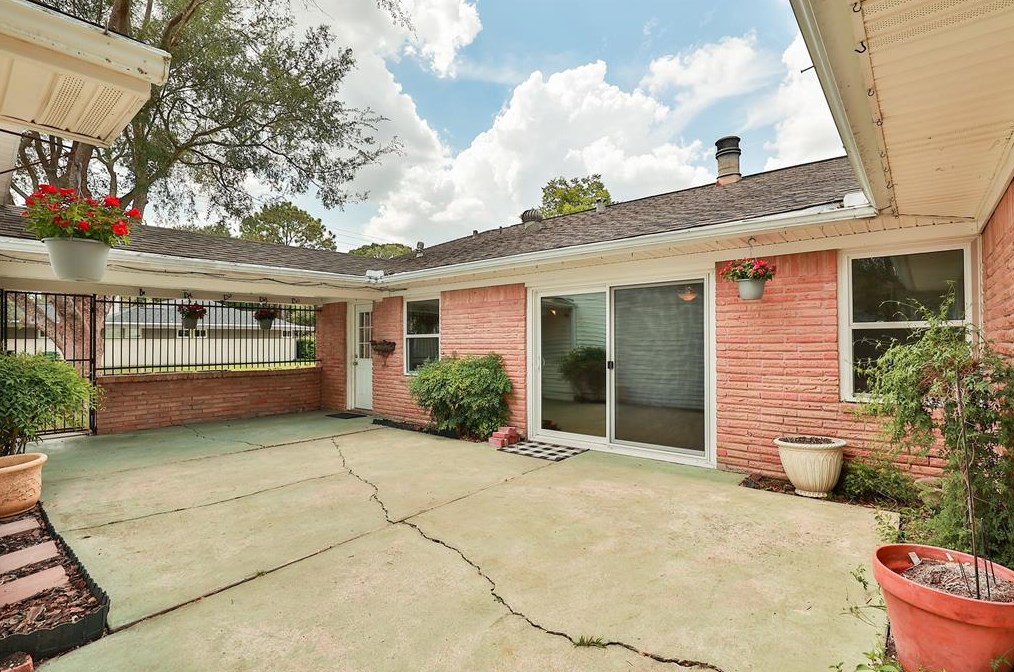 5447 Yarwell Dr, Houston TX  77096-5313 exterior