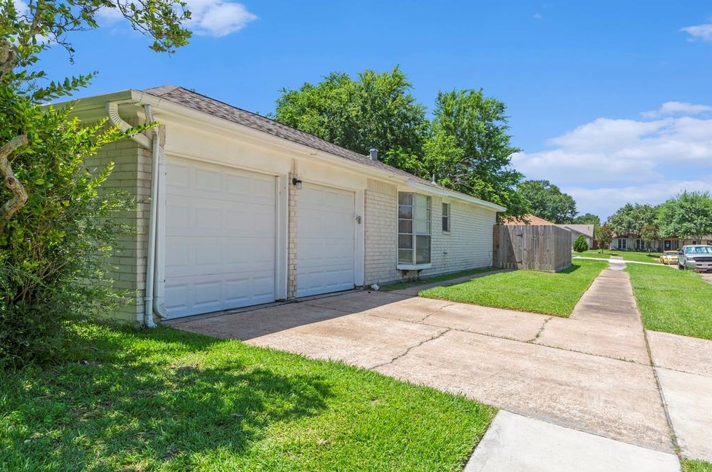 10302 Gustine Ct, Houston, TX 77031-1203