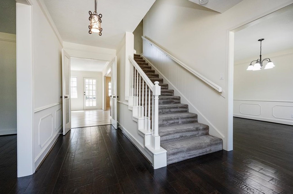 1111 Lodgehill Ln, Houston, TX 77090-1223