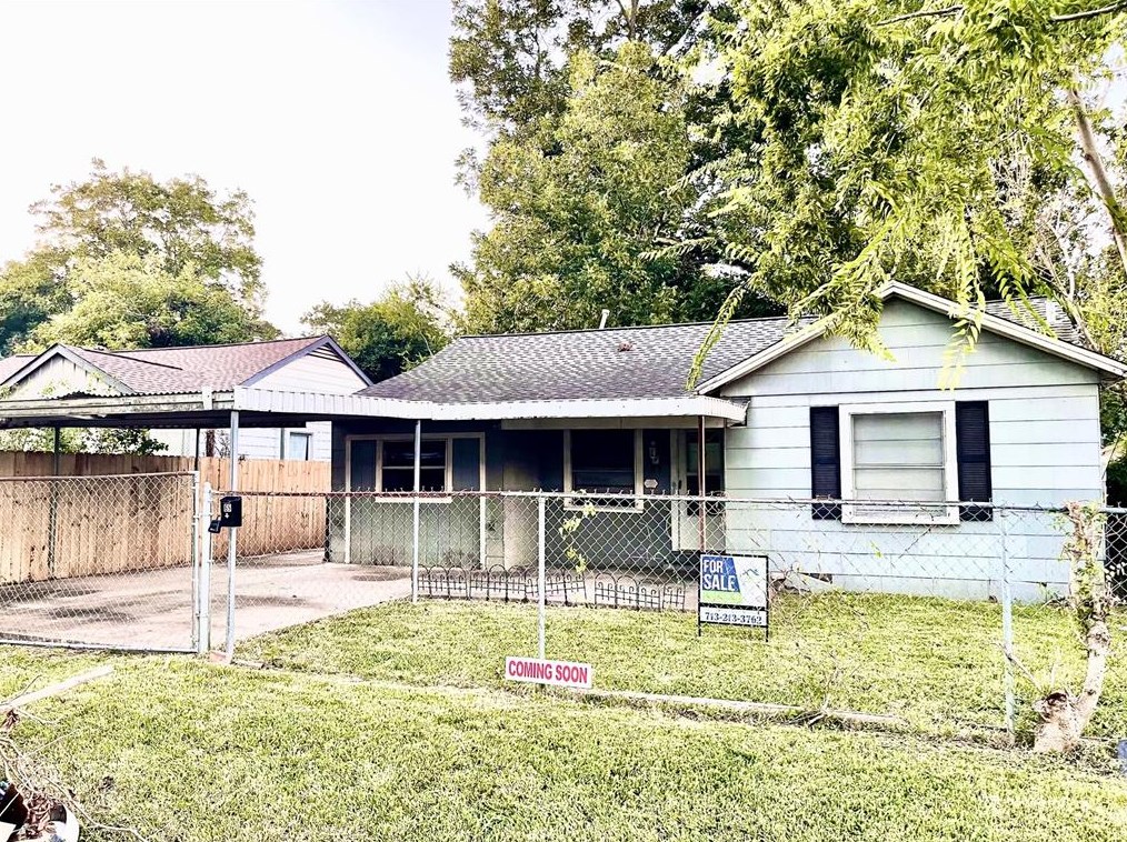 65 Fichter St, Houston, TX 77022-2610