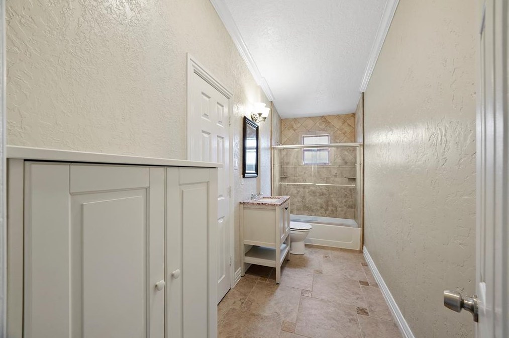 5619 Ashburn St, Houston TX  77033-3214 exterior