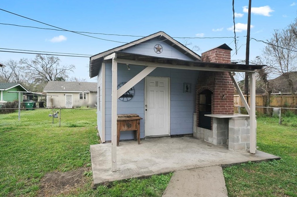 5619 Ashburn St, Houston TX  77033-3214 exterior