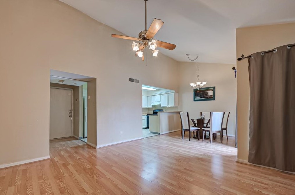 10075 Westpark Dr Apt 101, Houston, TX 77042