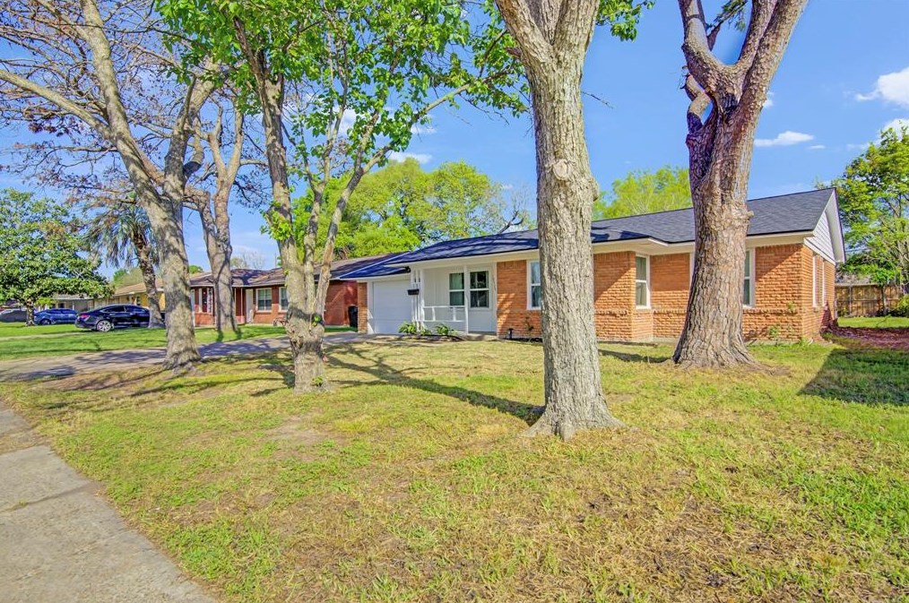 10525 Bessemer St, Houston, TX 77034-2911