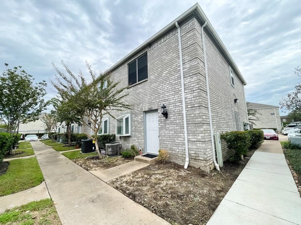 7669 Cambridge St, Houston, TX 77054