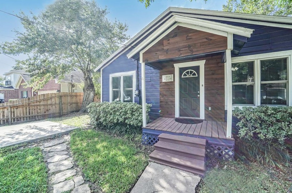 213 W Cleveland St, Alvin, TX 77511