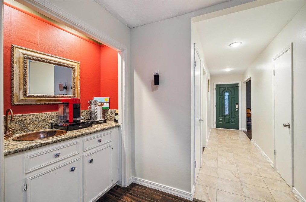 910 Coachlight Dr, Houston, TX 77077