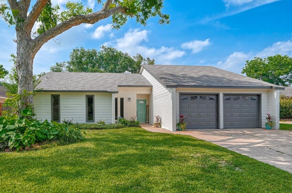 6111 Egypt Dr, Pasadena, TX 77505-4016