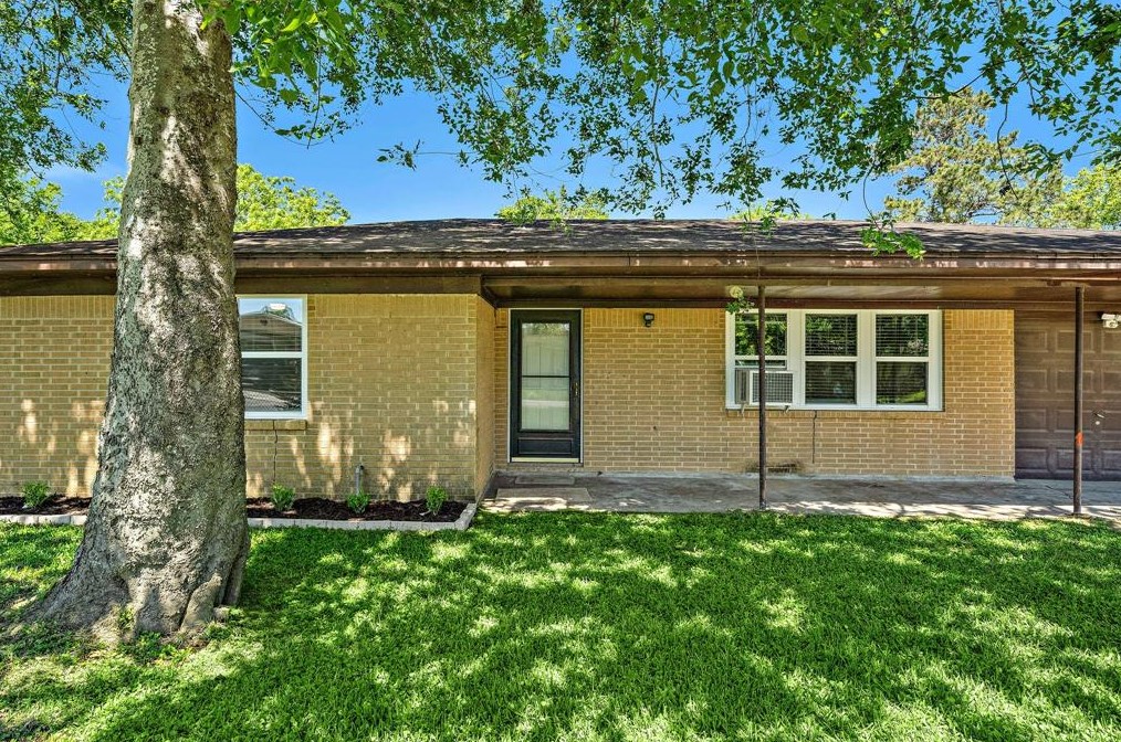 7412 Mcarthur St, Hitchcock, TX 77563
