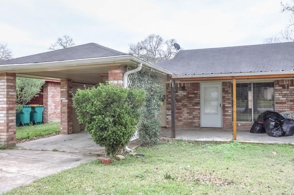 1013 Mccall Ave, Conroe TX  77301-2227 exterior