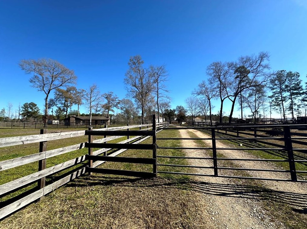 10530 Airport Rd, Conroe, TX 77303