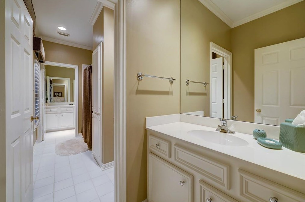 76 Broad Oaks Dr, Houston TX  77056-1201 exterior