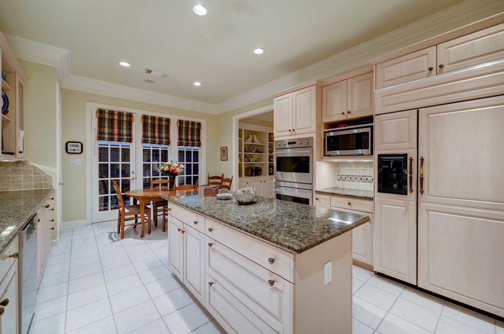 76 Broad Oaks Dr, Houston TX  77056-1201 exterior