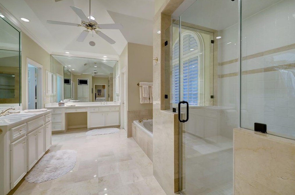 76 Broad Oaks Dr, Houston TX  77056-1201 exterior