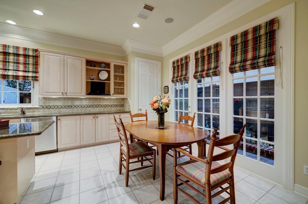 76 Broad Oaks Dr, Houston TX  77056-1201 exterior