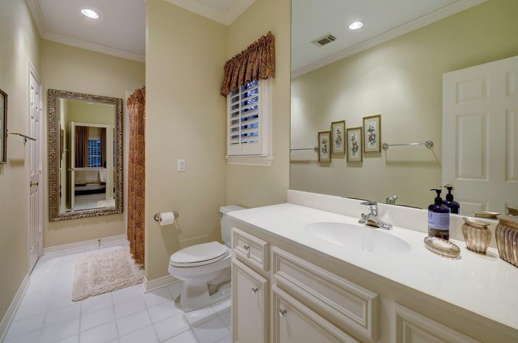 76 Broad Oaks Dr, Houston TX  77056-1201 exterior