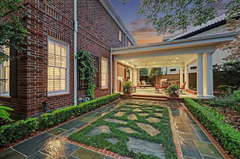 76 Broad Oaks Dr, Houston TX  77056-1201 exterior