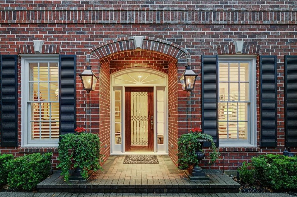 76 Broad Oaks Dr, Houston TX  77056-1226 exterior