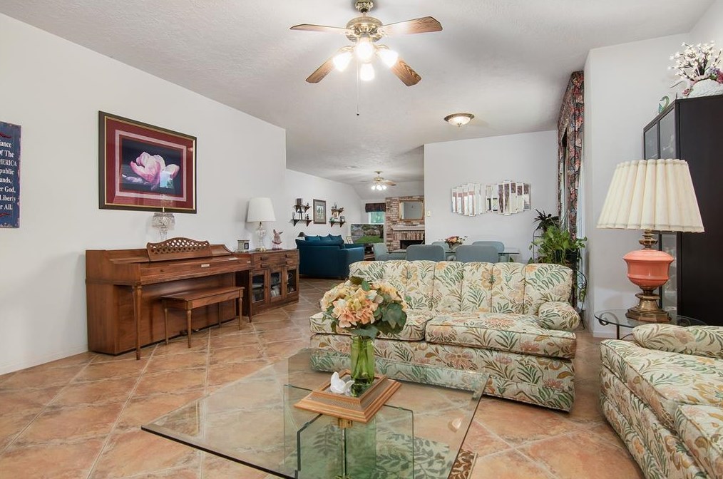 4251 Armand Vw Dr, Pasadena TX 77505-4469 exterior