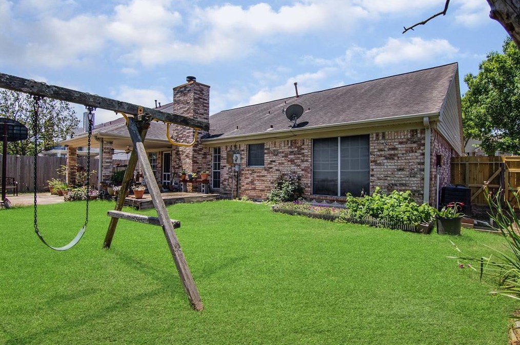 4251 Armand Vw Dr, Pasadena TX 77505-4469 exterior