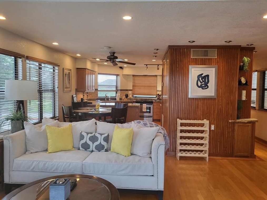 888 Davis Rd, League City, TX 77573