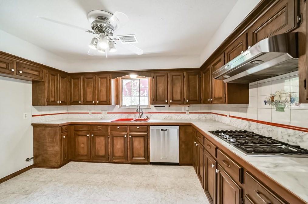 5906 Foresthaven Dr, Houston TX  77066-2407 exterior