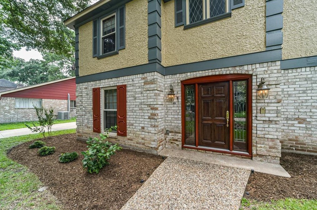 5906 Foresthaven Dr, Houston, TX 77066-2305