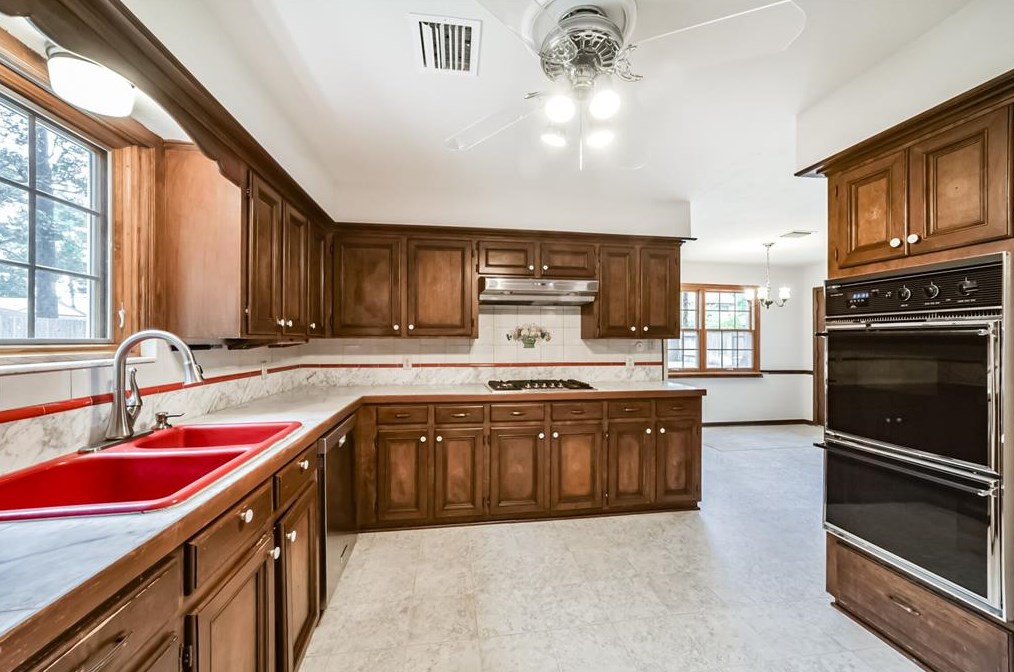 5906 Foresthaven Dr, Houston TX  77066-2407 exterior