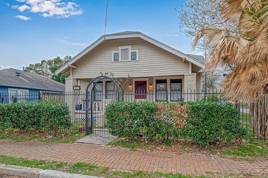 817 Henderson St, Houston TX  77007-7606 exterior