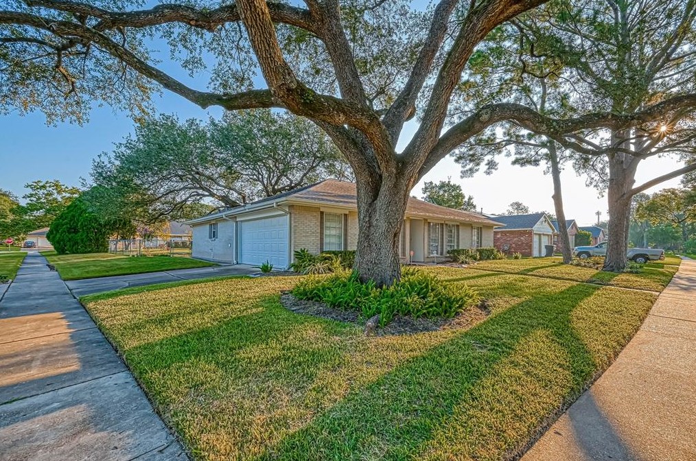 8822 Edgemoor Dr, Houston, TX 77036