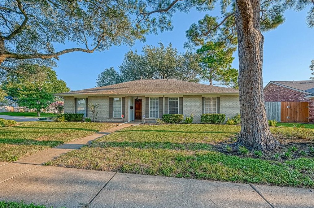 8822 Edgemoor Dr, Houston TX  77036-5312 exterior