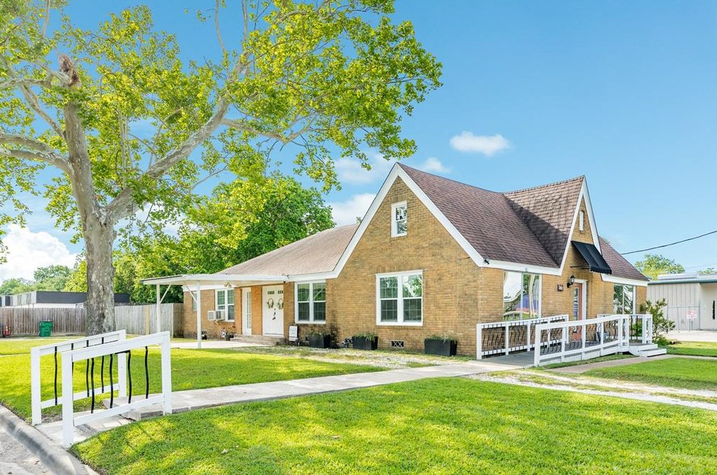 403 Velasco St, Angleton, TX 77515-4442