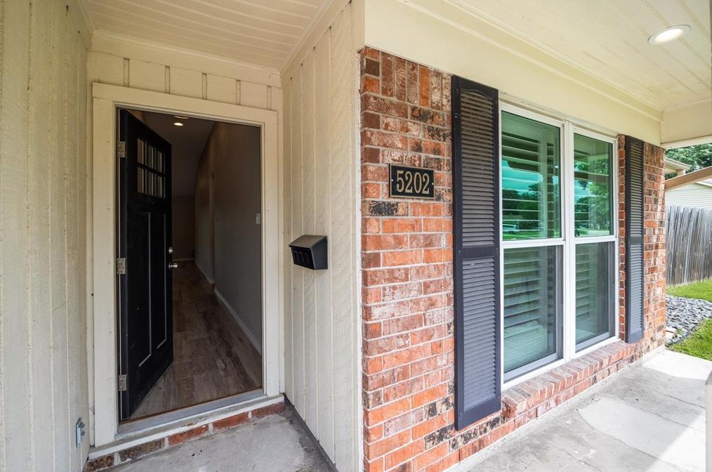 5202 Saxon Dr, Houston, TX 77092-5543